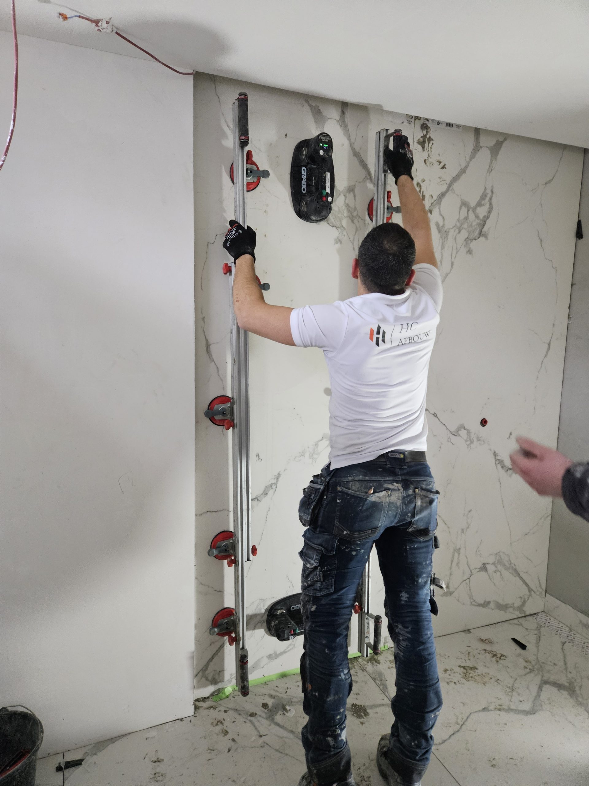 Professioneel geplaats XXL Slab tegel aan de wand Professioneel geplaats XXL Slab tegel aan de wand wandafwerking